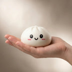 Squishy Dumpling Blanc Neige — tenu dans la main