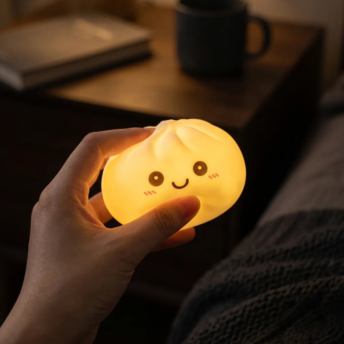 Veilleuse Squishy Dumpling Blanche — allumée dans l'obscurité