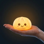 Veilleuse Squishy Dumpling Blanche — tenue dans la main