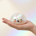 Squishy Dumpling Blanc Nuage — tenu dans la main