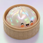 Squishy Dumpling Blanc Nuage — dans son panier vapeur en bambou