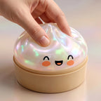 Squishy Dumpling Blanc Nuage — pressé entre les doigts
