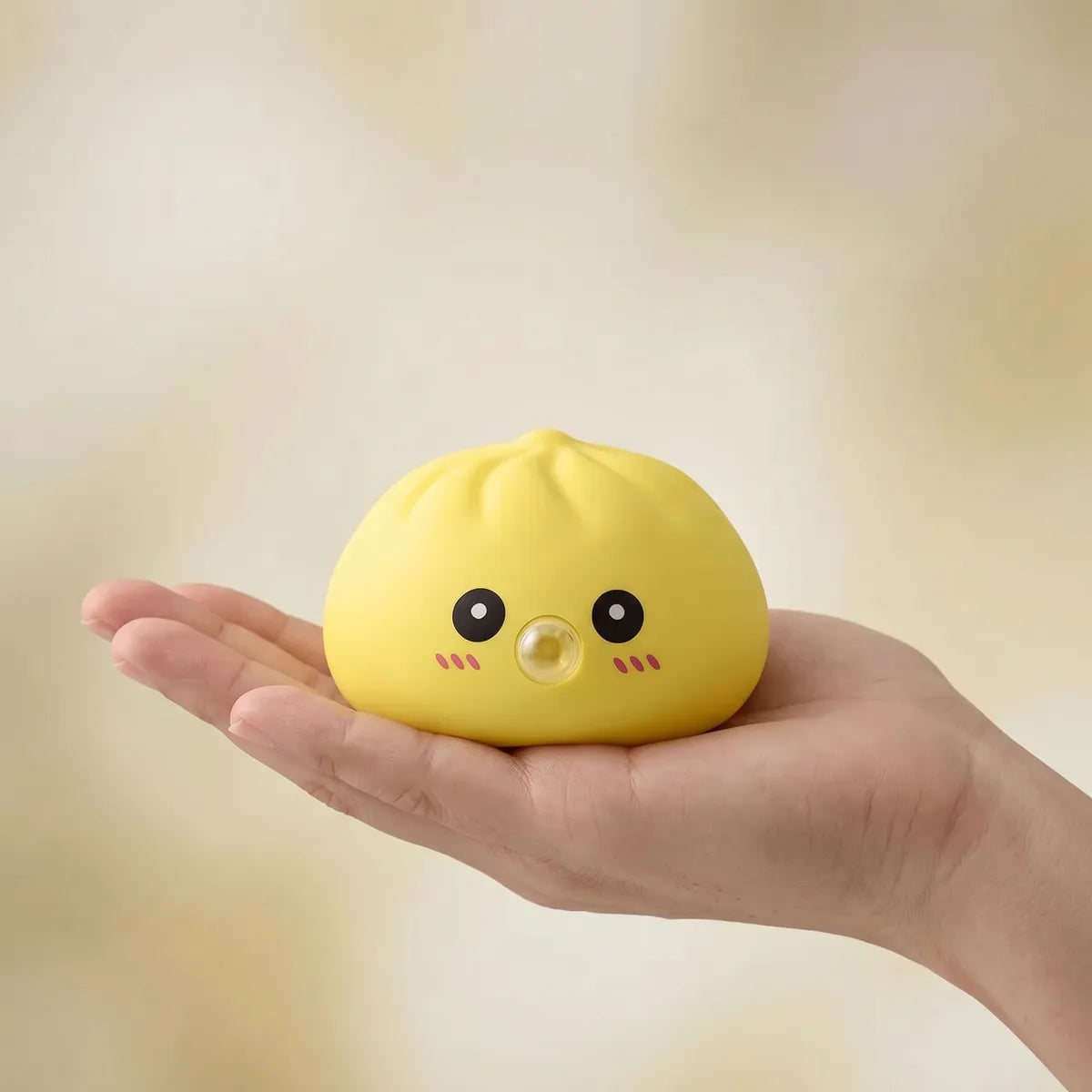Squishy Dumpling Bubble Jaune — tenu dans la main