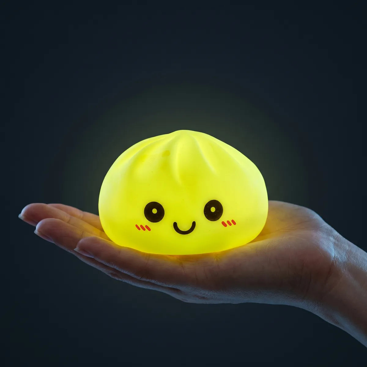 Veilleuse Squishy Dumpling Jaune — tenue dans la main