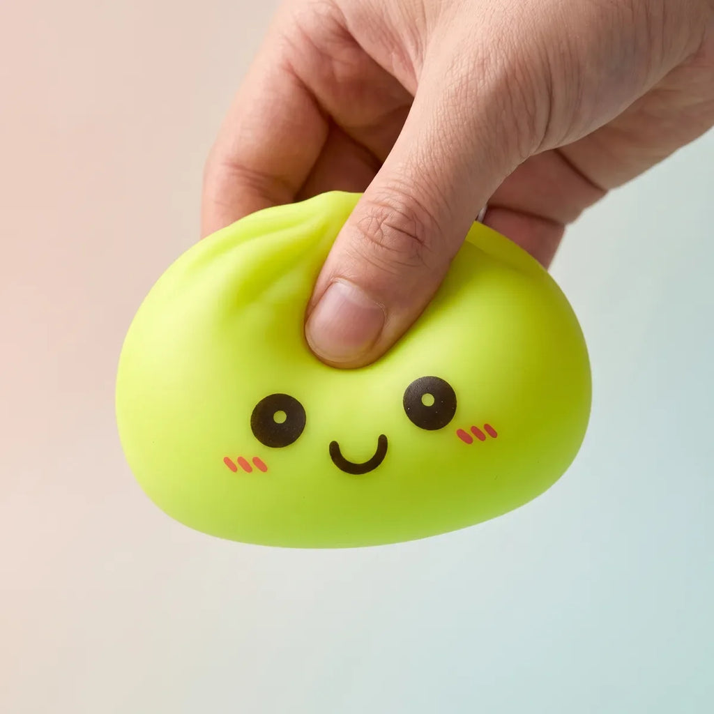 Veilleuse Squishy Dumpling Jaune — pressée entre les doigts