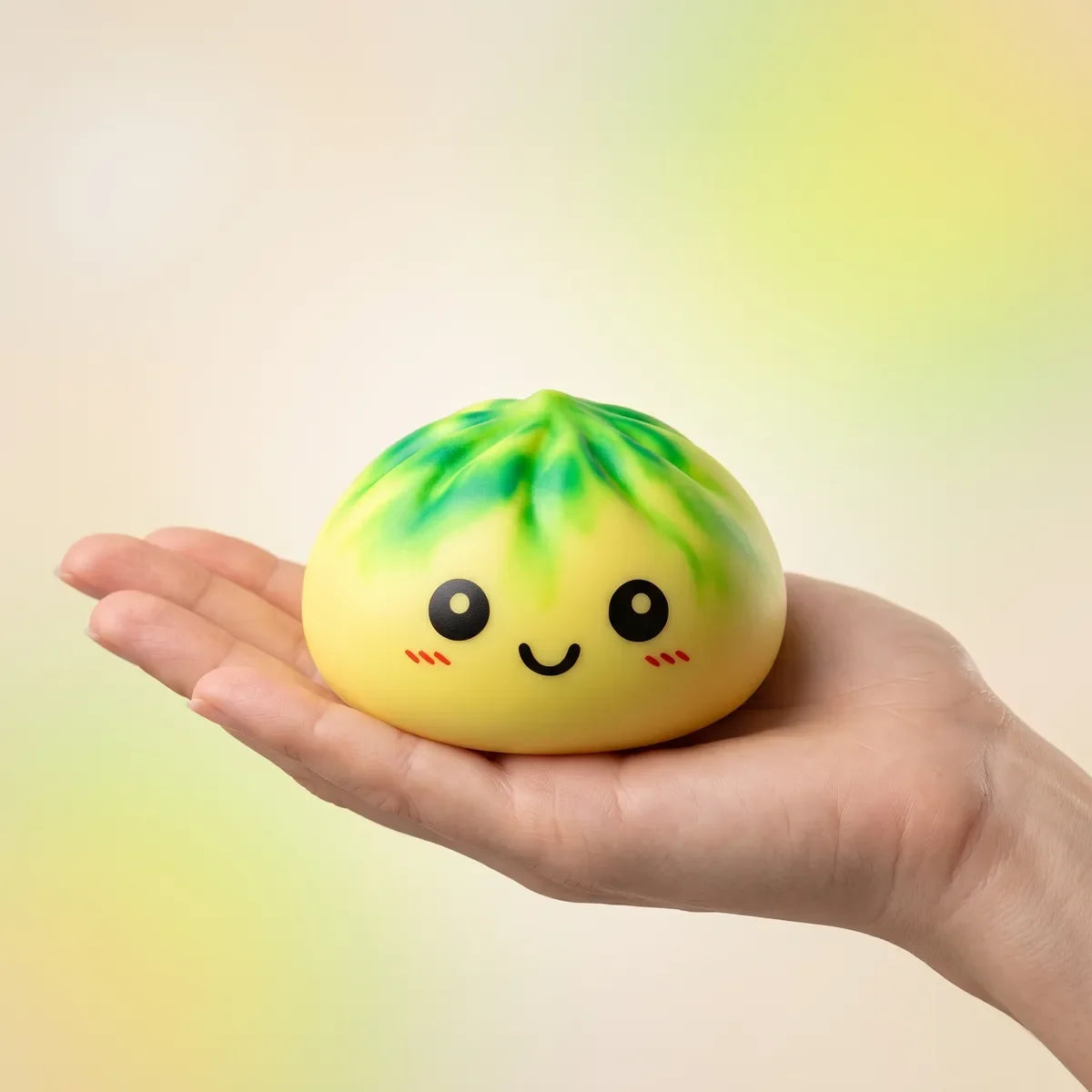 Squishy Dumpling Tie & Dye Jaune Vert — tenu dans la main, échelle réelle